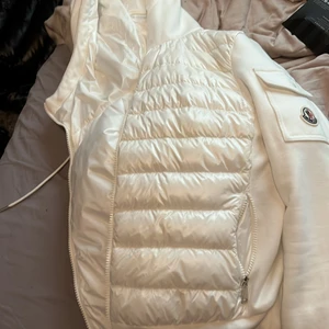 En as snygg moncler jacka - Säljer nu min älskade hooddie jacka!! Andvänt 2 gånger, köptes på nk denna månaden, för 8-9tusen, säljer den för samma pris med frakt då jag andvänt den två gånger. Kvitto finns.
