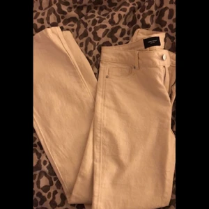 Raka jeans  - Fina vita raka jeans, från Vera Moda 