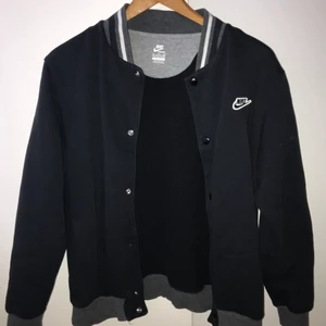 Vintage Nike varsityjacket - Ovanlig och fett fin Nike varsity jacket. Mörkblå, sitter jättebra på. Fint vintageskick. Köpt på Rave Vintage (butik på Asos Marketplace) 🦋 jag har S och den sitter bra lite oversize på mig, funkar både för större och mindre storlekar. Kan mötas i Sthlm 🌸