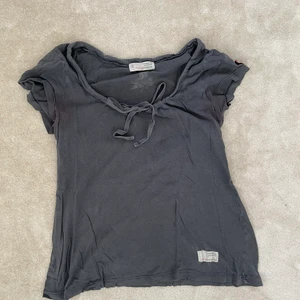 Odd Molly T-shirt  - Sååå fin T-shirt från odd Molly! Den har lite defekter ( se bild 2) men inget som synd när du bär den! Nypris ca 800kr