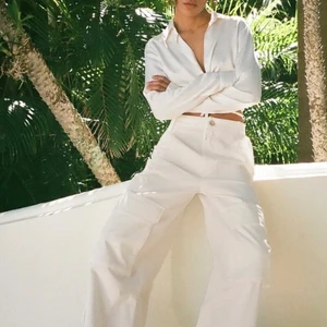 Zara Cargobyxor - Säljer de här snygga vita cargobyxor från Zara i storlek 32 som tyvärr är för stora för mig. Har aldrig använt byxorna så etiketten är fortfarande på. De är utsålda i butik.