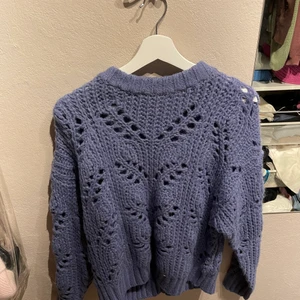 Stickad tröja - Jättefin blå stickad tröja som jag säljer för att den inte kommer till användning! Knappt använd ❤️