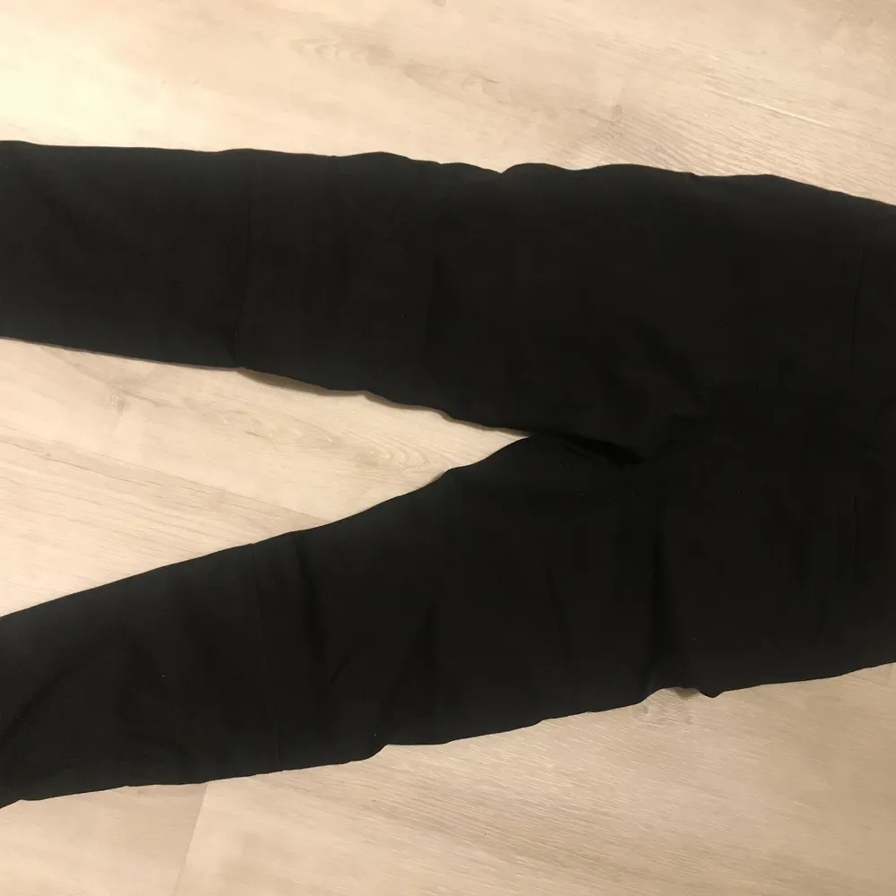 Svarta kostymbyxor . Jeans & Byxor.