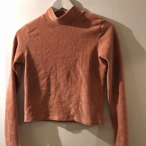 Rosa sammetströja - Rosa ribbad sammetströja från Gina tricot strl S. 