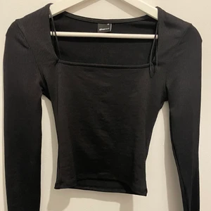 Tröja - Svart tröja från Gina tricot. Säljer pga att den inte har kommit tillanvändning. Säljer för 80kr frakt tillkommer ej❤️