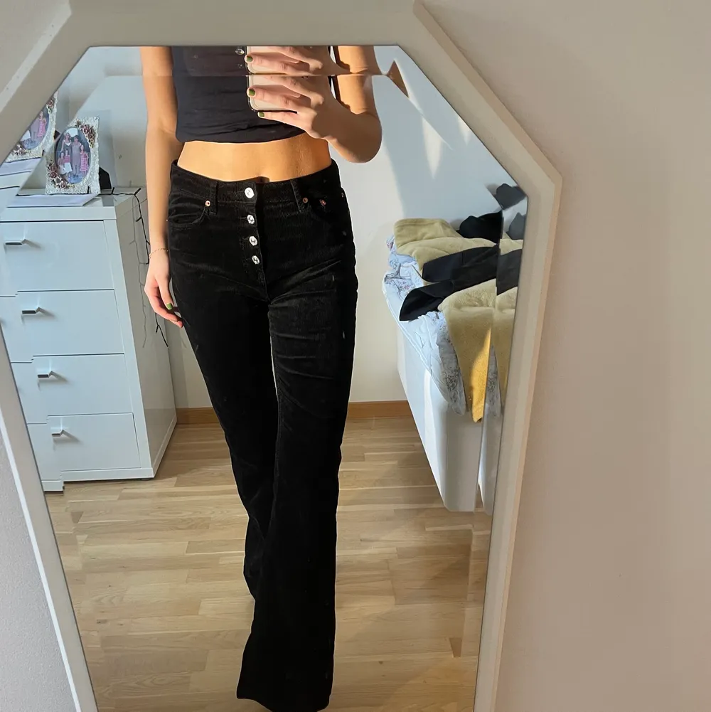 Manchester svarta byxor från Zara Woman Remium Collection storlek:M pri: 100kr + frakt. Jeans & Byxor.