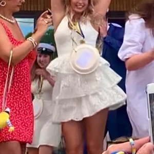 Studentklänning - Studentklänning 2021 från bubbleroom i strl 36. Inga fläckar eller täcken på användning. Passar mig som är 173 perfekt i längden 