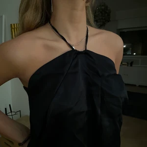 Satin fest topp - Egensydd satin fest topp🖤 super cool och passar storlek S/M men eftersom man knyter den så går den att anpassa❤️‍🔥 frakt ingår inte💞