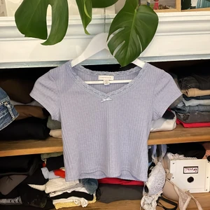 Ljusblå topp - Ljusblå topp från topshop. Jättesöt säljer pga lite liten.