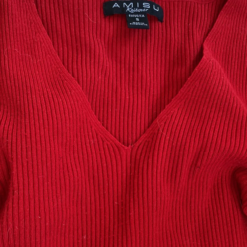 Hejjjj😙säljer denna fina röda tröja, älskar den verkligen men ja själv tycker inte att ja passar i rött haha köpte för 129 o säljer för ett billigare pris!🤭‼️INTE SÅ MYCKET V-RINGAD‼️. Blusar.
