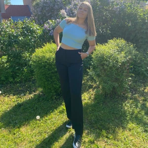 Kostymbyxor FIVEUNITS - Säljer mina kostymbyxor då de ej kommer till användning längre. Nypris 1199 kr, de är köpta på Holmlunds i början av sommaren. Sitter perfekt på mig som är 175 och vanligtvis en M. Hör av er vid frågor eller fler bilder❤️‍🔥❤️‍🔥❤️‍🔥❤️‍🔥❤️‍🔥❤️‍🔥