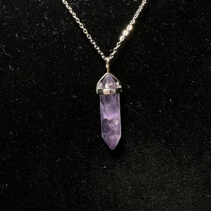 Halsband, ametist - Halsband i rostfritt stål med ametist berlock💜 Fri frakt✨