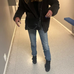 Väska - Fin väska men säljer pågrund av att jag inte får någon användning av den, använd fåtal gånger men ser helt ny ut💞 nypris:470 kr, köp direkt för ⚡️300⚡️skriv privat för fler bilder!!