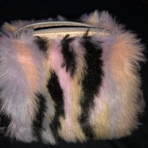 Sminkväska / necessär pastellfärger  - Liten väska från Monki, pastellfärger