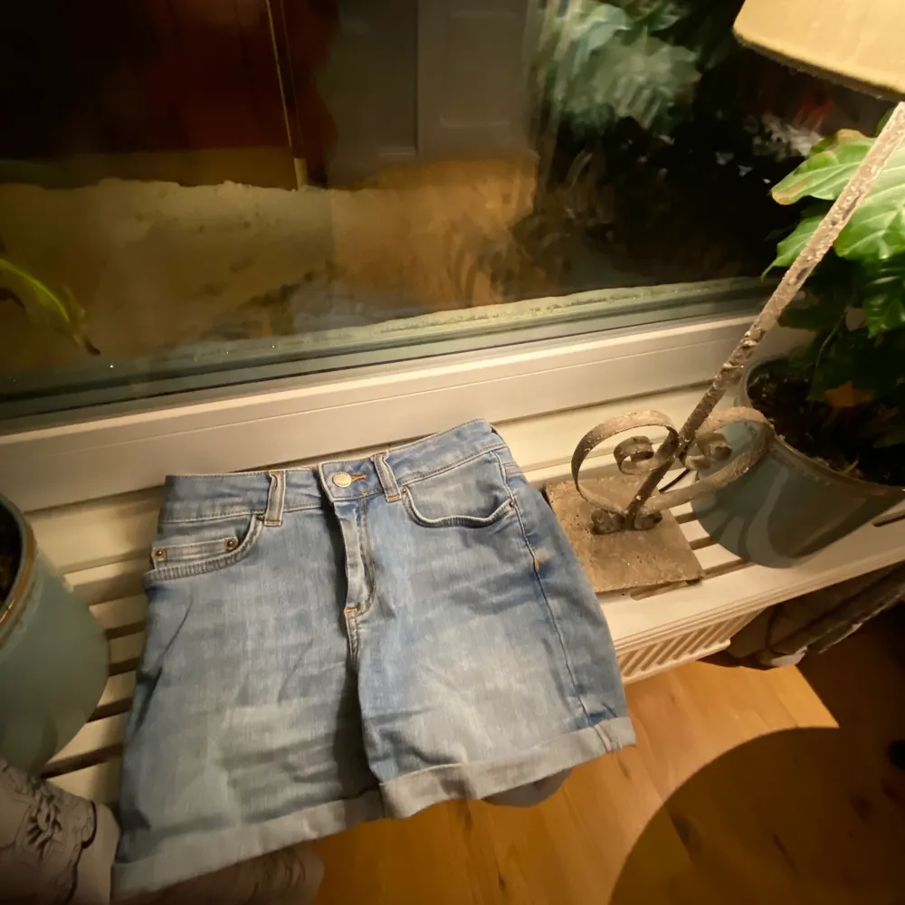 Säljer dessa jeans shorts då dem är för små för mig. I storlek xs. Säljer för 50 kr💕. Shorts.
