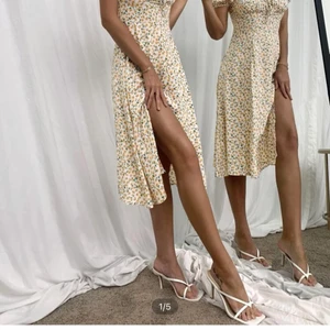 Klänning - Säljer denna fina klänning då den inte passa mig. Tänker 150 ikludive frakt. Aldrig använd utan endast testad. Storlek S