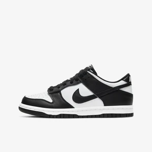 Nike dunk - Säljer mina Nike dunks som är ca ett år gamla. Jag köpte dem på Zalando och har använt dem fåtal gånger. Dem är i ett väldigt bra skick och skit snygga. Storleken är 40 och skulle säga att dem är normala i storleken. Väldigt sköna!!(pris kan diskuteras)