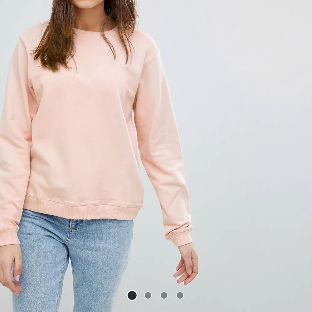 Fin rosa sweatshirt from asos I ljusrosa färg. Storlek 36.  Knappt använd och är i fint skick.  Sälj då jag inte passar i färgen. Orginalpris 250kr. Tröjor & Koftor.