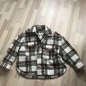 Jacka - Rutig jacka från Gina, säljer pga kommer inte till användning. Storlek L, är oversized så passar mig som har M vanligtvis🧡 100 kr + frakt