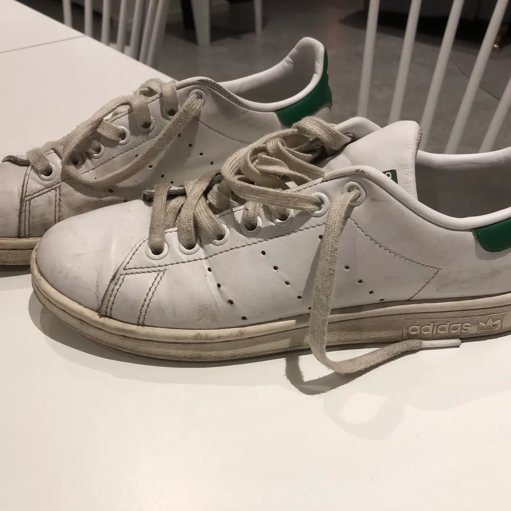 adidas, stan smith skor, gröna. väldigt sköna. . Skor.