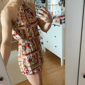 Mönstrad playsuite  - Playsuite i färgglatt mönster från H&M coachella kollektionen 2016. Storlek XS, i fint skick!❤️