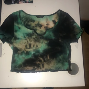 Tröja från SHEIN  - En fin tröja som inte kommer i användning i storlek s köpte den för runt ett år sedan på shine 