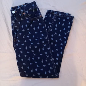 Blommiga jeans - Jättefina jeans i mörkblå färg med blommor. Köpa från monki. Aldrig kommit till användning. I storleken 25, passar mig som ligger mellan xs och s. Skriv vid intresse eller om du vill ha fler bilder. Köpare står för frakt. Besök gärna min profil då jag har mycket som jag säljer just nu!