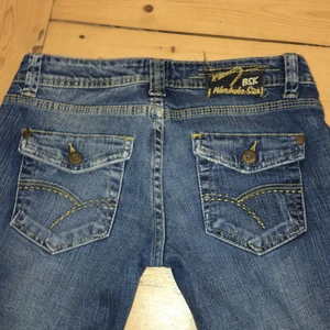 Low waisted bershka jeans - Säljer mina Wide low waisted jeans pg av att dom inte passar längre! Dom har mycket snygga detaljer och har en väldigt snygg passform!💗
