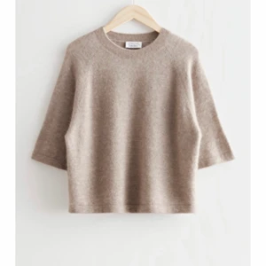 Stickad t-shirt  - En stickad t-shirt från other stories. Bra skick. 