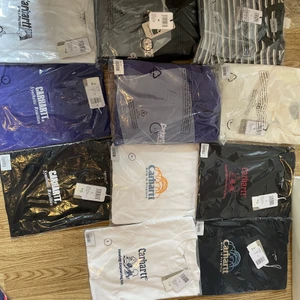 Carhartt, shirt, hoodie , högtalare, - Tjena! Jag säljer följande Carhartt t-shirt, hoodie, långärmad t-shirt, skjorta, högtalare  Carhartt t-shirts säljs för 199 kr st (ordinarie pris 500-643 kr) S, M, L  Carhartt hoodies säljs för 495 kr st (ordinarie 1349 kr) Storlekar M, L   Carhartt långärmad t-shirt säljs för 250kr st (ordinarie 500-600 kr) Storlek M, L   Carhartt Skjorta Säljs för 495 kr st (ordinarie 1080 kr) Endast XL  Carhartt Högtalare  Säljs för 399 kr st (ordinarie 909kr)