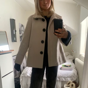 Zara jacka strl s - Säljer min älskade zara - jacka/kappa i strl s! Nyskick och knappt använd❤️FÖRST TILL KVARN 