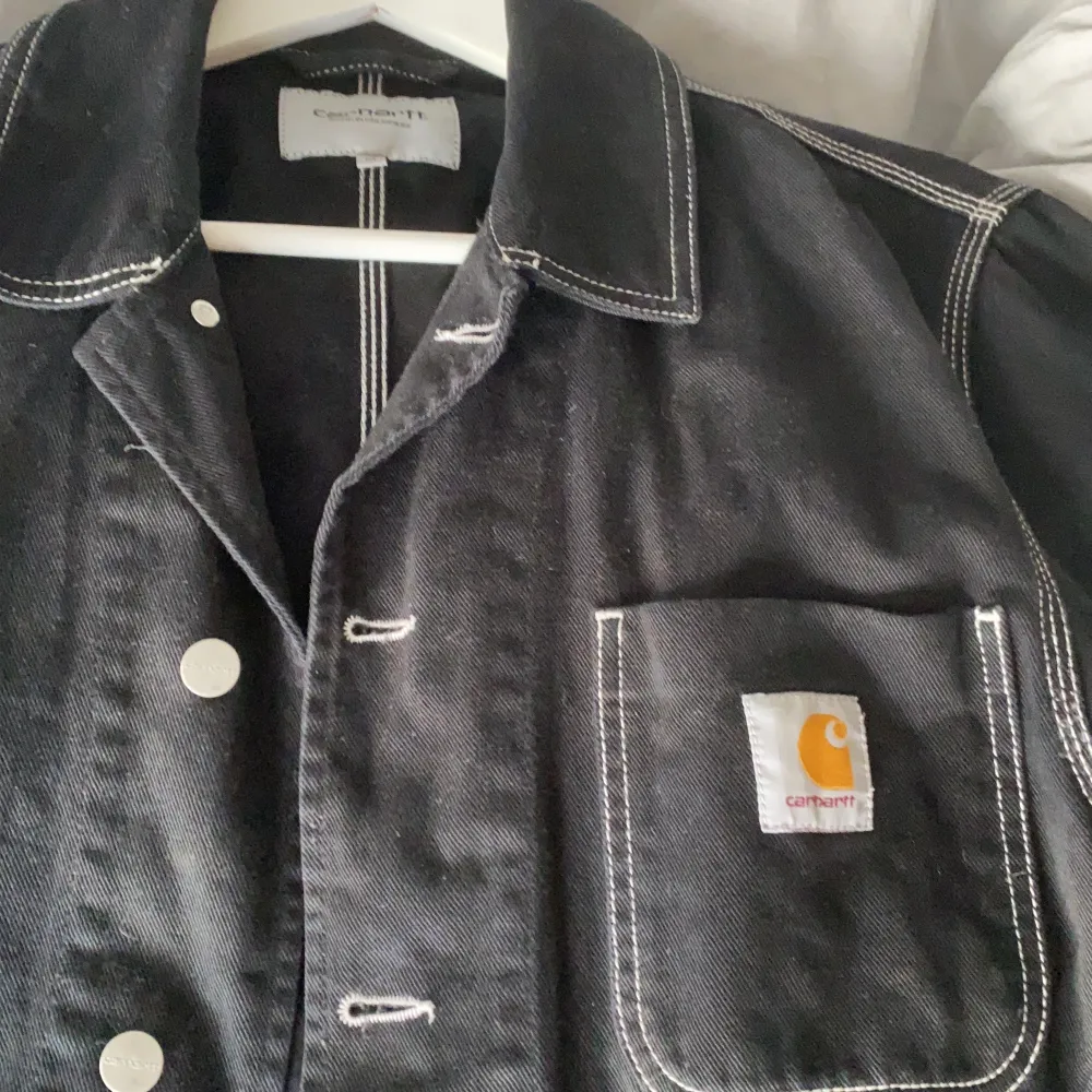 Svart Carhartt jacka med vita sömmar. As snygg nu till våren. Den är M men passar mig som brukar ha large. 1300kr nypris. Kan gå ner pris vid snabb affär . Jackor.