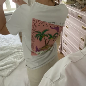 Street T-shirt från guess - Skitsnygg T-shirt med street stil från guess, köpt på junkyard för 499kr. Skriv om ni har frågor eller vill ha fler bilder💗💗