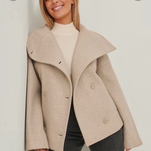 Kort kappa - Säljer denhär fina kappan i den perfekta beiga färgen! Den är helt slutsåld på hemsidan. Fick hem den igår och undrar om nån vill köpa den annars skickar jag tillbaka. Den är stor i storleken så storlek 34 passar nog väldigt många. Ordpris är 899🥰 