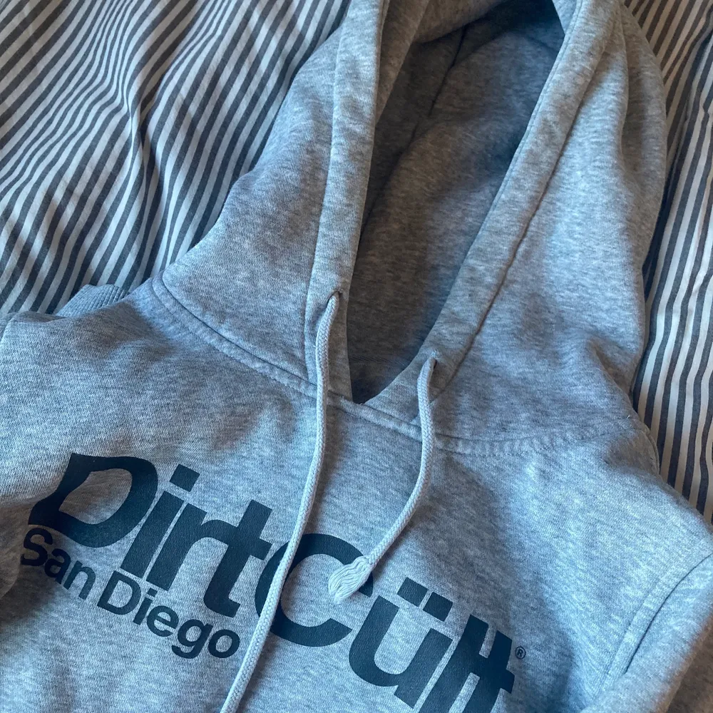 Grå dirtcült i storlek S. Jättefint skick. Kan mötas upp i Karlstad annars tillkommer fraktkostnad 🤍. Hoodies.