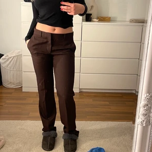 Bruna kostymbyxor  - Snyggaste bruna kostymbyxorna ifrån Zara. Lågmidjade och långa. Använda enstaka gånger, nypris ca 700 🧸