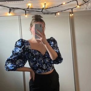 Topp gina tricot - En topp i nyskick som är använd en gång. Passar storlek 34- ca 38 då det är stretchiga material på ryggen