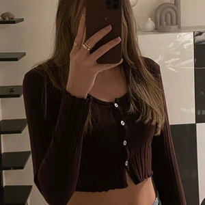 Långärmad tröja - Fin långärmad tröja från Shein. Knappt använd. Superskönt material! Köptes för 70kr🤎