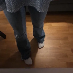 Jeans  - Säljer mina sjukt fina och populära jeans från Gina storlek 36! Använda endast när jag testat och säljer pga inte kommer till användning. Frakt tillkommer❤️
