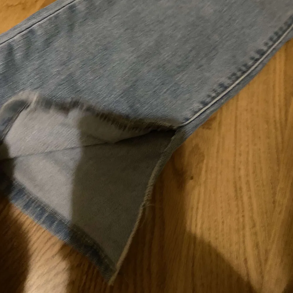 Snygga Levis jeans i storlek 26. Har sjäv klippt upp en slits på insidan som belv jätte bra. Är i mycket fint skick, nypris 1125 kr. Köpare står för frakt . Jeans & Byxor.