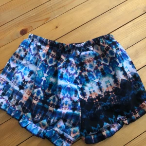 Shorts  - Fina mönstrade shorts. Tunnt tyg, från bikbok. Använt få gånger då de inte passade mig så bra. Det är xs på dem men absolut passar de även för S