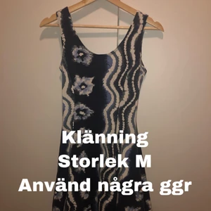 Klänning  - Klänning med blått och vitt mönster. Väldigt skönt och stretchigt material.