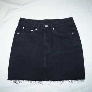 En svart jeans-minikjol från MONKI (wend) i strl 36, ett måste ha som basicplagg. Går att matcha till verkligen allt! Knappt använd, god skick!