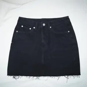 En svart jeans-minikjol från MONKI (wend) i strl 36, ett måste ha som basicplagg. Går att matcha till verkligen allt! Knappt använd, god skick!