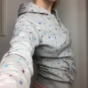 Zipup hoodie - Super söt grå zipup hoodie med stjärnor på, två diamanter saknar på dragkedjan men det är inget som märks😁💖💖💖