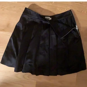 Kjol - En svart väckad kjol i typ siden material, jättebra skick :)