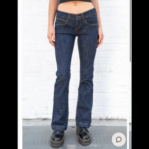 Lågmidjade jeans  - Jättefina Brandy Melville jeans, säljer då dom var för långa på mig (är 164) endast provade, lappen är kvar på dom. 450kr inkl frakt 