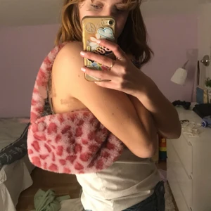 Axel väska - En rosa axel väska super fin och klappar använd