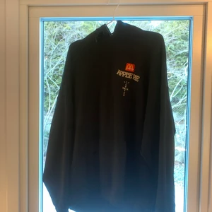 Travis scott x McDonalds hoodie - Skick 9/10, storlek xl. Sitter skitsnyggt oversized. Använd. Väldigt få gånger