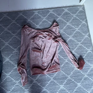 Blus typ - Jätte fin blus eller vet it vad jag sk akalla de men den är jätte fin och lite öppen på ryggen stl 146 152